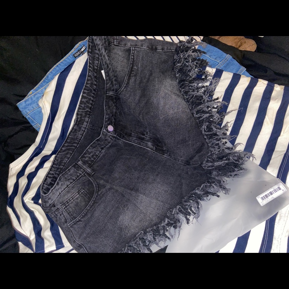 PLUS SIZE RAW HEM DENIM SHORTS SIZE 4X